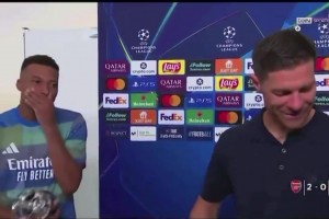 阿隆索對(duì)記者說(shuō)姆巴佩是球隊(duì)領(lǐng)袖之一，姆巴佩聽(tīng)到后害羞的笑了