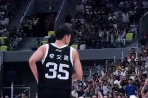 給他裝到徐杰爆砍34分11板6助 進(jìn)三分原地做了個(gè)俯臥撐