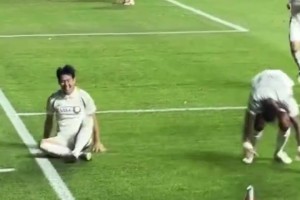 孫興慜戴帽太激動(dòng)了，直接地上滾了一圈