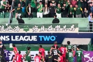 國安球迷扔水瓶精確命中河內球員，后者暴怒踢廣告牌