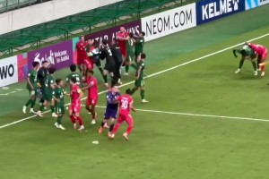 國安球員場邊拳擊戰！國安球迷怒罵：CNM！