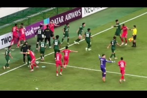 看臺實拍國安與河內激烈肢體沖突：工體現場響起“NB別走”喊聲