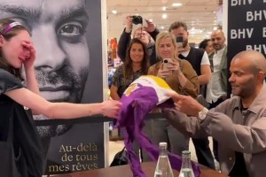 女球迷拿湖人球衣給帕克簽名 帕克沒哭小妹妹先哭了