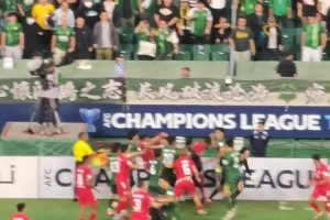 火藥味！河內球員場邊挑釁，動手，還踹廣告牌+向國安球迷豎中指