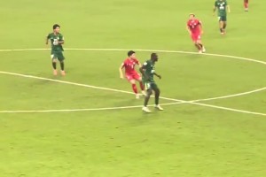 忍無可忍！實拍：工體現場國安球迷怒罵恩加德烏“不踢滾蛋”