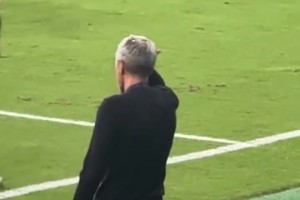 誤傷主帥！恩加德烏解圍擊穿替補席頂棚，塞蒂恩捂頭疑似見血