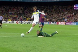 這一球價值5千萬！托雷斯諾坎普千里走單騎摧毀夢三王朝！