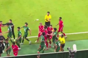 球迷：這比比賽好看多了！近距離看看國安河內球員熱血格斗戰