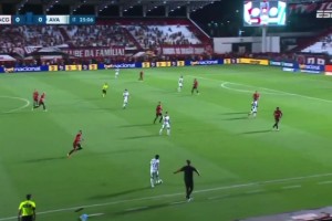 天外飛仙！巴乙后衛(wèi)邊路直接起腳，皮球劃過完美弧線打入死角