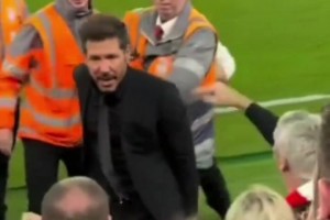 火氣真大啊！球迷實拍西蒙尼和利物浦球迷沖突