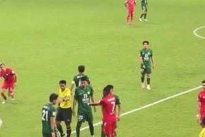 再看國安沖突起因：張源提醒何宇鵬“翻滾”回場內，越南球員暴怒