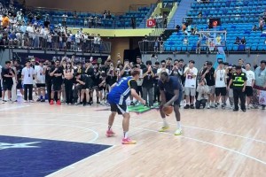 好慘！程鑫凱身穿普爾球衣，被追夢無情碾壓得分，隨后還被鎖喉！