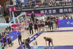 笑死！程鑫凱穿了件普爾球衣，追夢直接對其上演鎖喉！