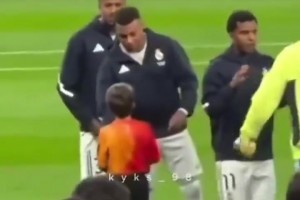 暖男！小球童跑向姆巴佩想要他的外套，后者爽快答應