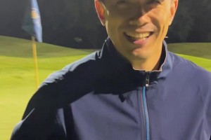 牛啊！趙繼偉打高爾夫球直接一桿進洞 引發一陣驚呼~