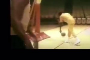 名場面！庫里全明星賽中場背投一擊即中震撼全場！