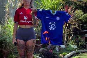 博眼球！大戰前曼聯女球迷燒切爾西球衣