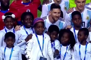 B席賽后：德布勞內來我們更衣室了，我們真的很開心見到他！