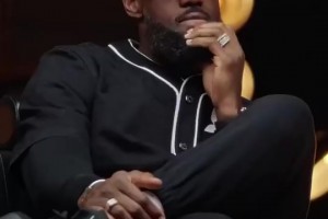 李夢這身材真是壯碩！穿著運(yùn)動(dòng)上衣，一條龍碾壓上籃！