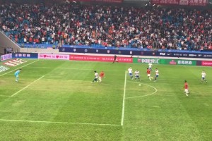 現場實拍泰山杯絕平，王大雷無奈舉手不滿防守