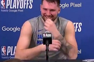 名場面！采訪突現(xiàn)不可描述聲音東契奇臉通紅：希望不是直播…