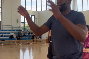 追夢認真指導小球員訓練，這才是中國行的意義啊