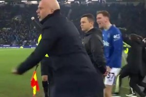 當利物浦被埃弗頓絕平后，場邊的斯洛特真是氣炸了！