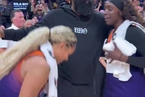 登哥開心得嘞！哈登看完女籃比賽，和兩位女籃球員分別擁抱！