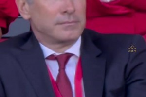 詹俊介紹利物浦體育總監，身后的女球迷太搶眼了