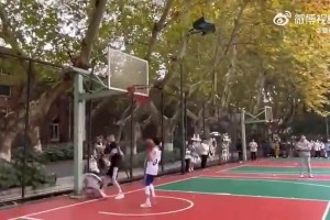 假如你是科比，關鍵球你會給詹姆斯還是杜蘭特？