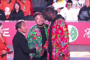 徐靜雨真慘！和追夢連線，慘遭郭艾倫大帽，還被郭艾倫從身上跳過