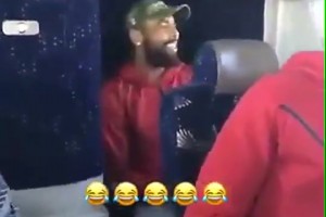 誰還記得這一幕？詹姆斯昔日傾情演唱生日歌，令壽星歐文靦腆一笑