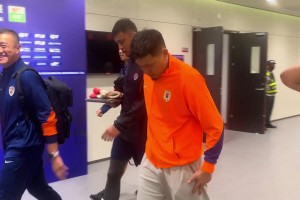 牛志明：賽后王大雷走路一瘸一拐，比賽中撞門柱那下傷了