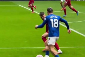 太狠了！利物浦后防線是把格拉利什當成梅西來防啊！