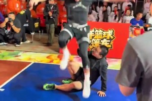 追夢格林連線徐靜雨！結(jié)果鯨魚被郭艾倫無情封蓋+跨欄戲耍