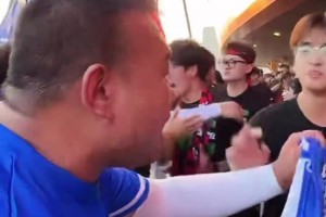 蘇超球迷球場(chǎng)外互相祝福，網(wǎng)友調(diào)侃：中超不可能出現(xiàn)的景象