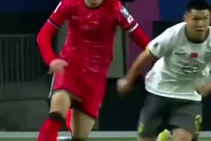 剛上場(chǎng)的方昊帶球突進(jìn)，踢了整場(chǎng)的孫興慜瞬間提速回防搶斷