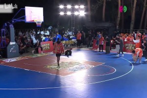 太有節目效果了！徐靜雨上籃遭郭艾倫血帽，還被郭艾倫從身上躍過