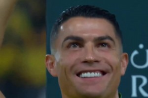 C羅眼里滿滿的愛！喬治娜帶著孩子們在臺上跟C羅開心揮手