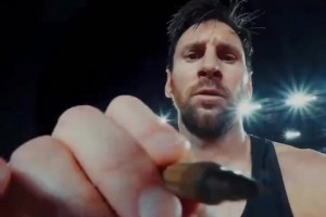 梅西賽后在相機鏡頭上簽字，這相機還用不用了不然直接封存