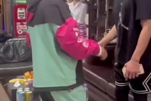 爺倆關(guān)系真好！郭艾倫一見到本山大叔，就拉著手不放了