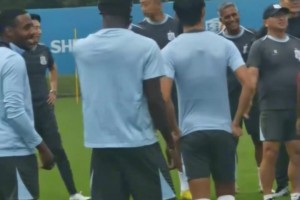 宣泄壓力！本菲卡三球領先后穆里尼奧在場邊爆射，還想飛身撲救~