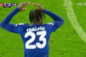 還有機會？詹姆斯助攻查洛巴頭球破門，十人切爾西1-2十人曼聯(lián)