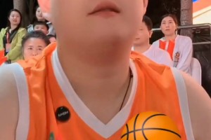 趙本山一來到東北明星籃球活動現(xiàn)場，就問：艾倫呢，艾倫呢？