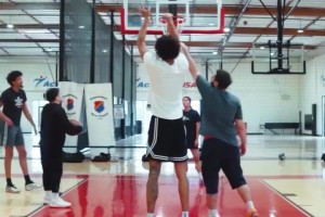 海斯休賽期苦練投射 新賽季要給東契奇老詹拉開空間了