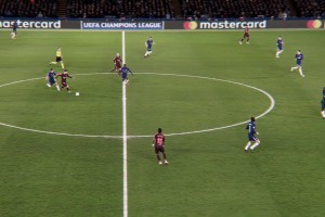 梅西一個(gè)簡單的動(dòng)作，過人就像喝水一樣簡單