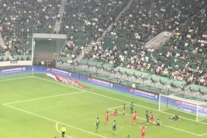 大連天涼了！導播給到大連王大爺特寫，王大爺也穿上了背心