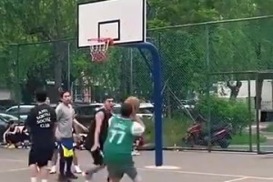 這身材，這技術(shù)！真是一名完美的東契奇球迷啊