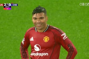 十打十！上半場補時階段，卡塞米羅兩黃變一紅被罰下