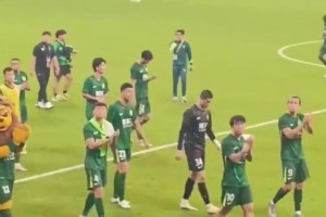 國安球迷賽后怒斥球員：丟臉嗎？看看人家